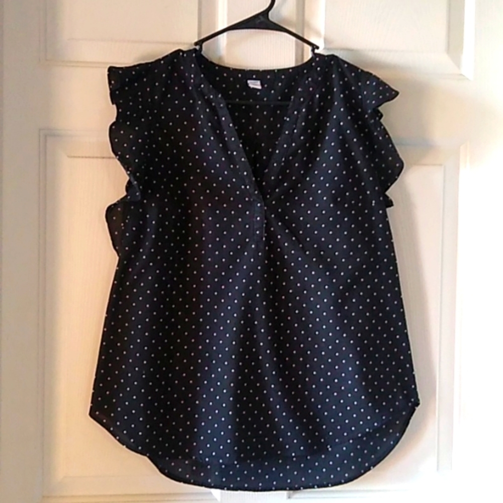 🖐🏽 Black and white polka dot shirt